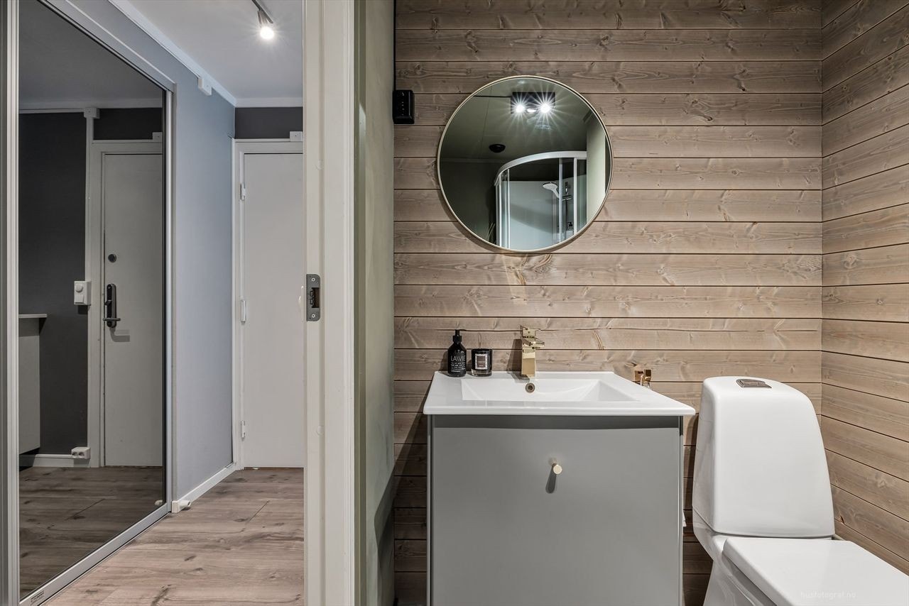 Badet har naturlig ventilasjon og har ellers fått fine og nye overflater etter oppussing i 2021. Galleribilde
