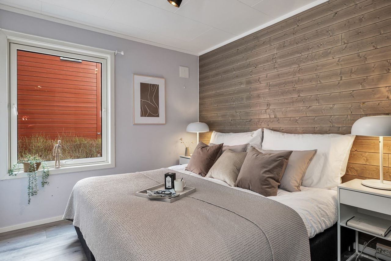 Soverommet får mye lys noe som vil si at en kan sole seg på soverommet på sommeren. Galleribilde