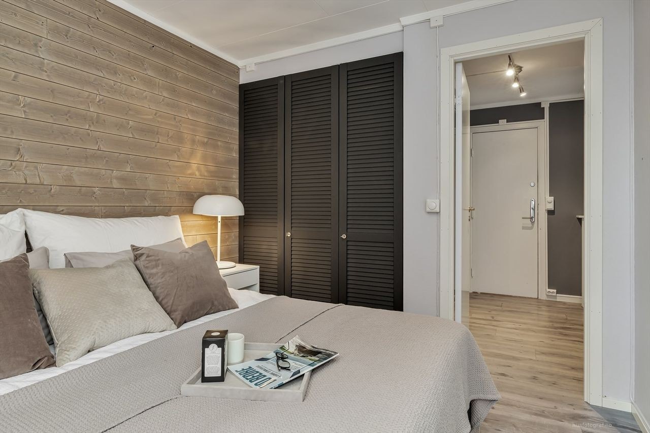 Stort og fin soverom med fine detaljer og stort garderobeskap. Galleribilde