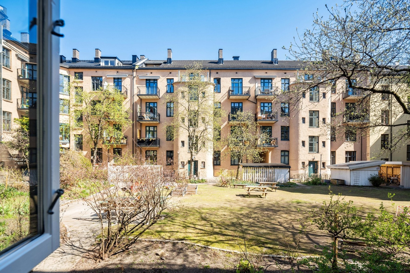 Boligen har utsyn til en koselig bygård Galleribilde