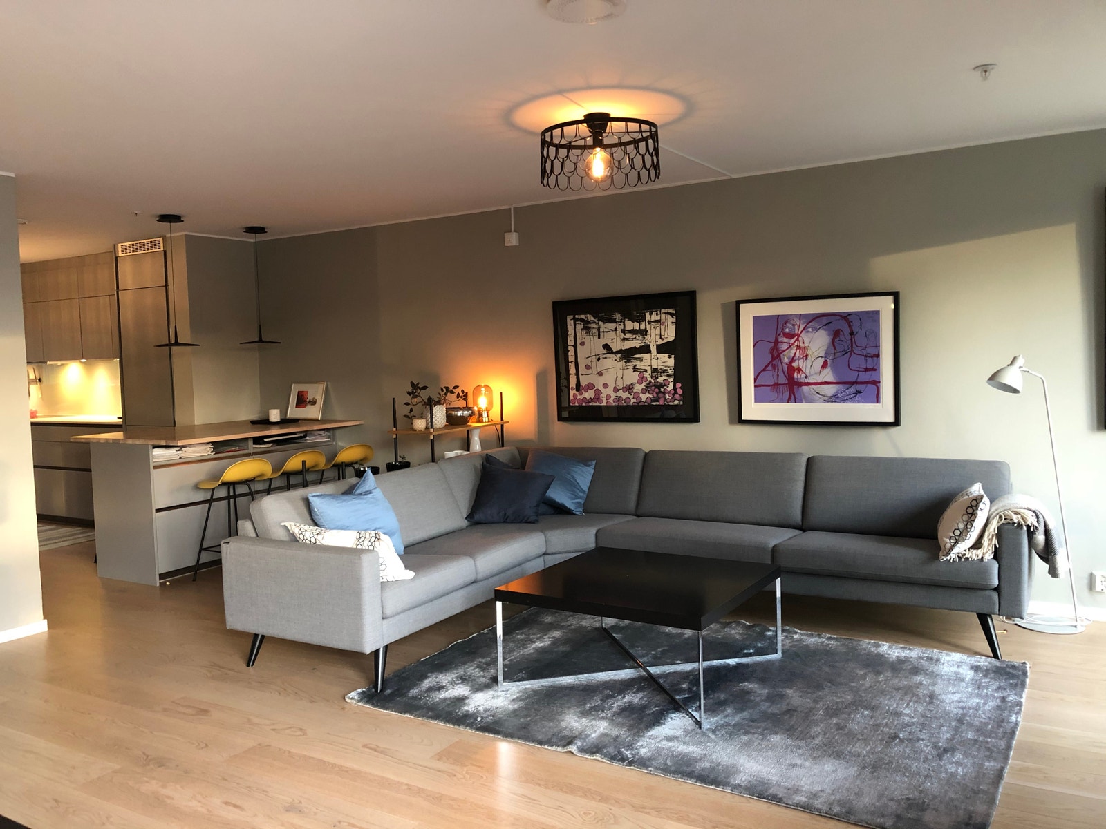 1. etasje inneholder kjøkken og stue i åpen løsning. Galleribilde