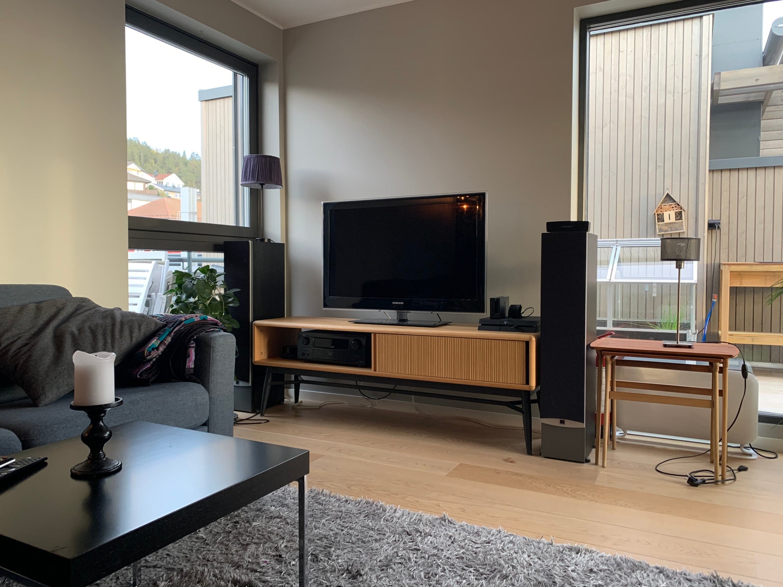 Loftstue med sofa, TV og utgang til takterasse Galleribilde