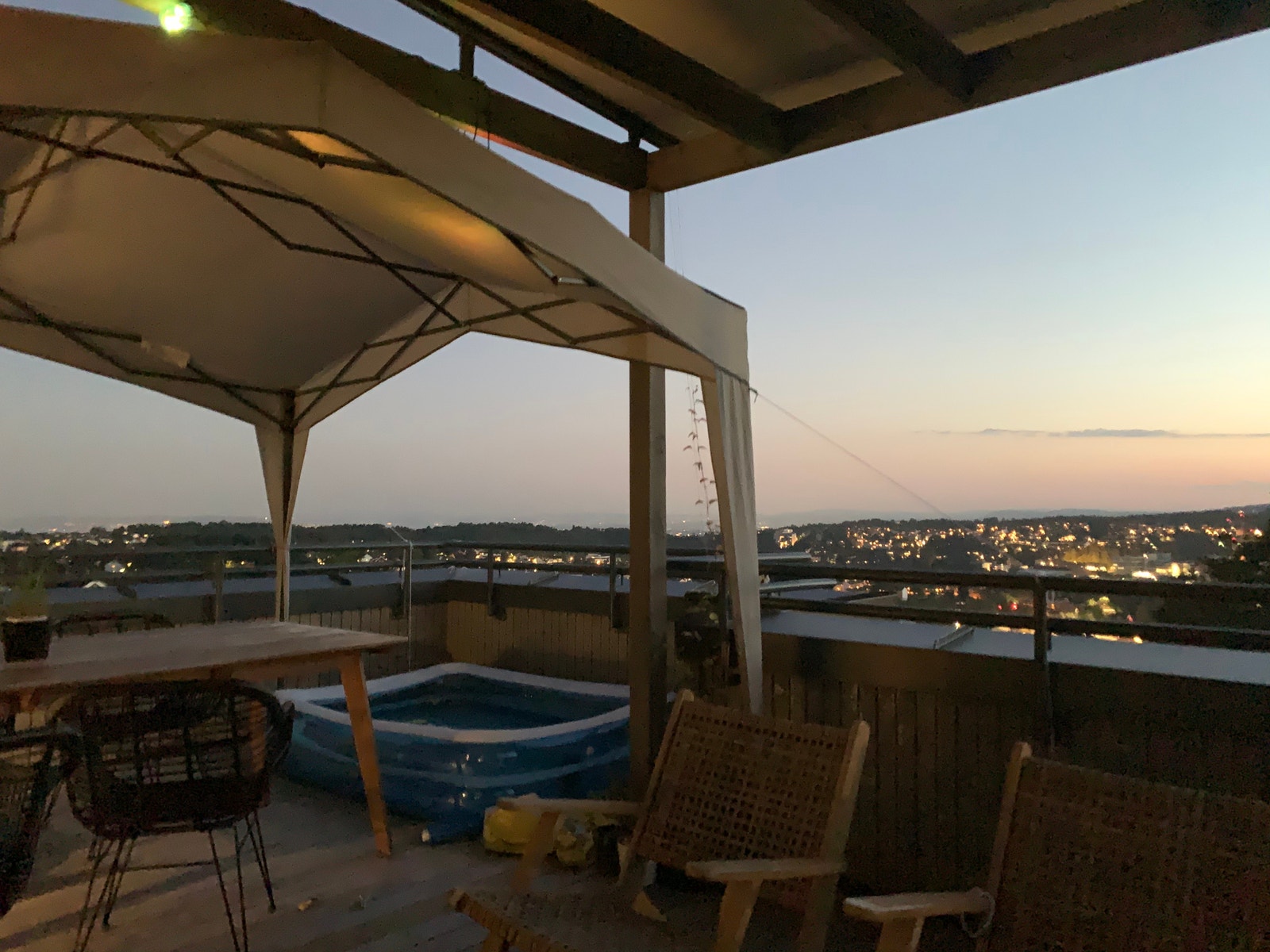 Takterasse med utsikt. Elektrisk tak som kan kjøres ut. Sofagruppe og spiseplass til 8. Galleribilde