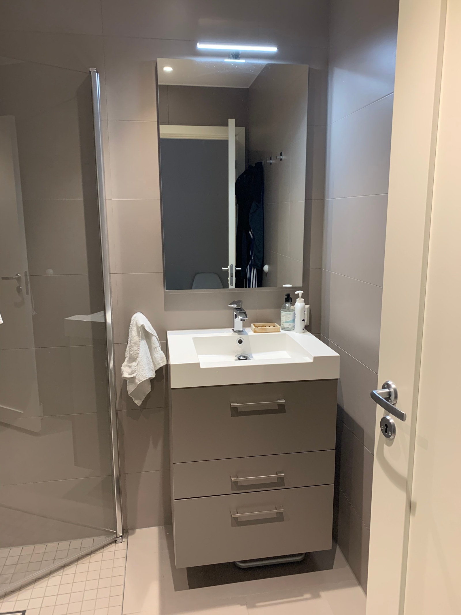 Det er i alt tre bad i lik stil med toalett, dusj og vask. Badet i 1.etasje er i gangen ved inngangsdør. Ett bad i 2.etasje har vaskemaskin og tørketrommel. Det 3.badet er i tilknytting til soverom 1. Galleribilde