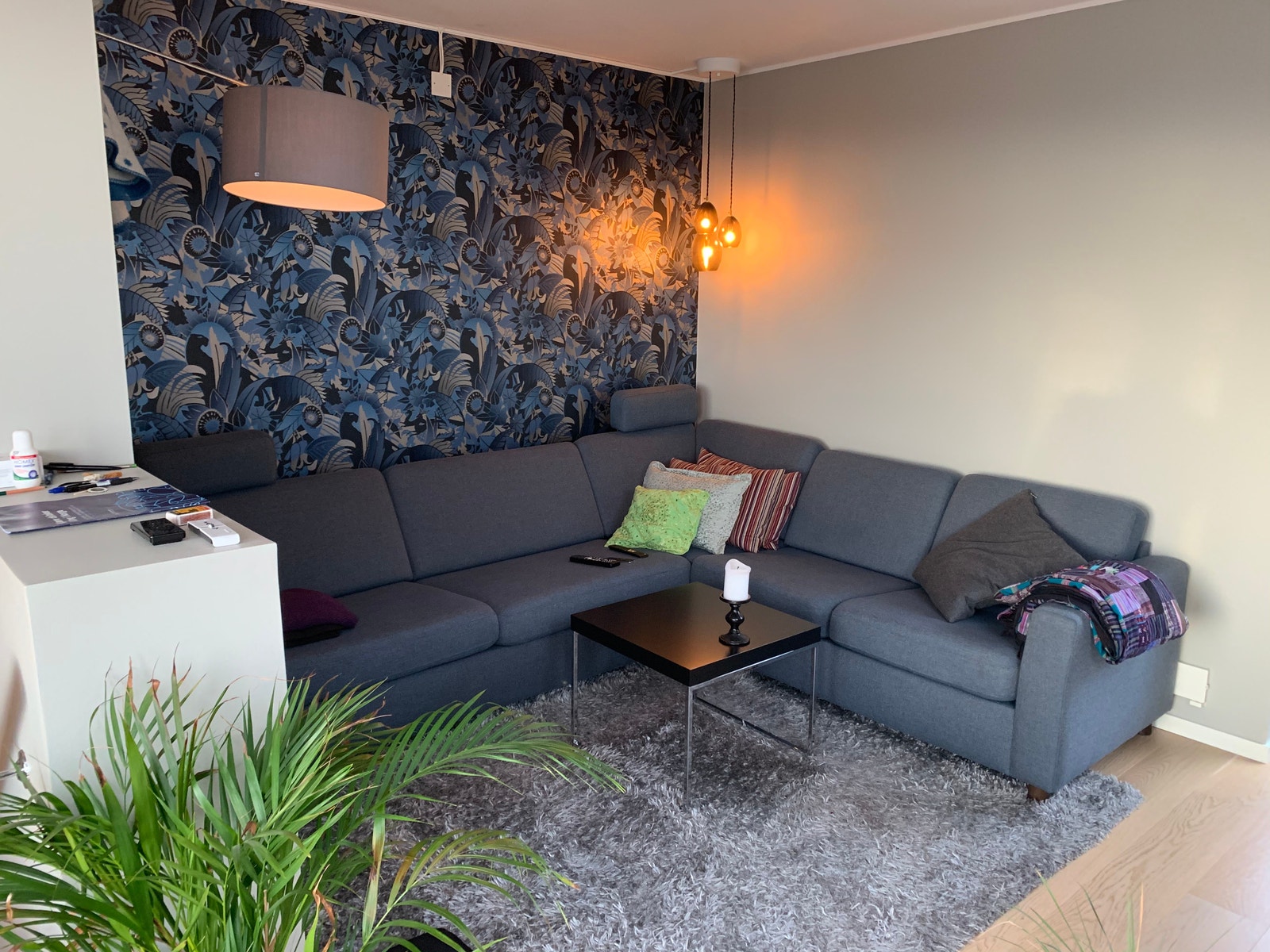 Loftstue med sofa, TV og utgang til takterasse Galleribilde