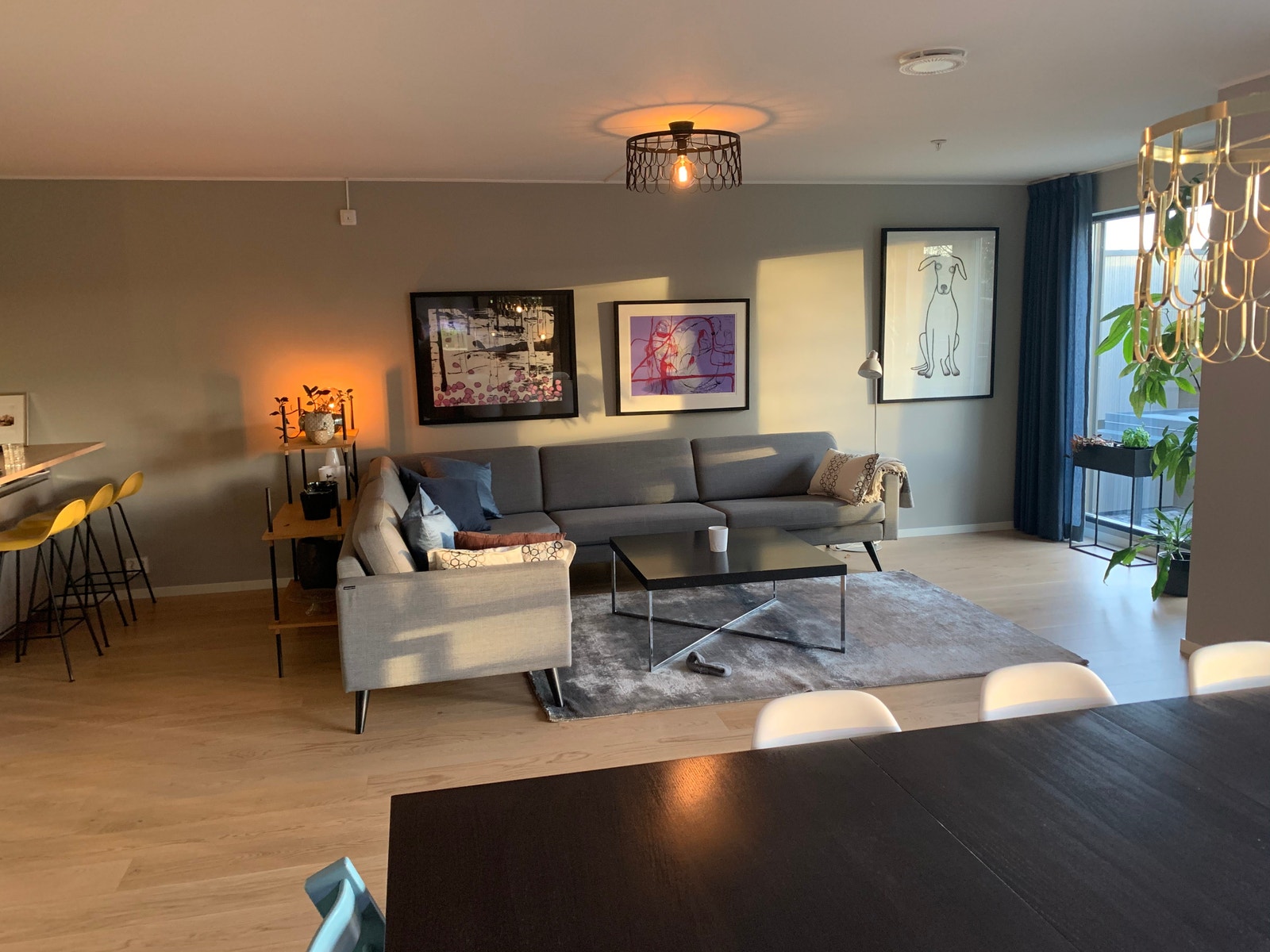 1. etasje inneholder kjøkken og stue i åpen løsning. Galleribilde