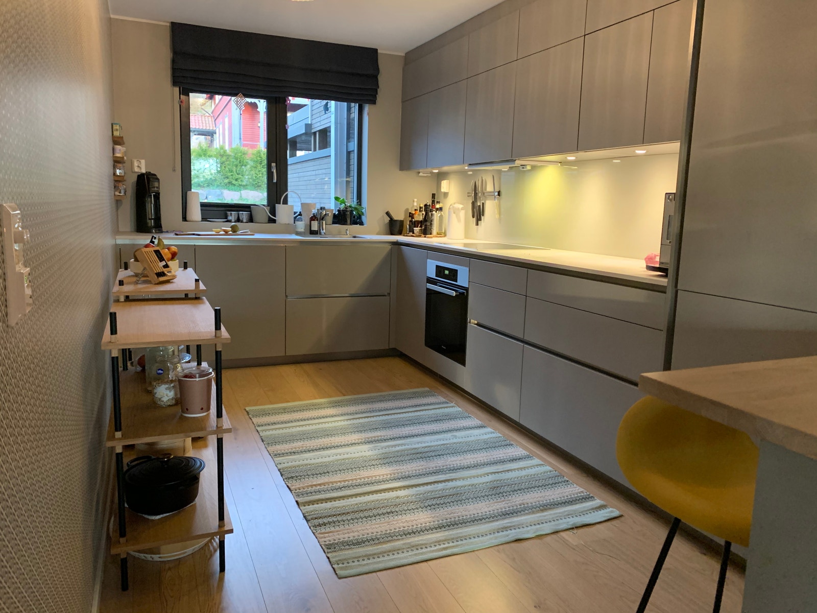 1. etasje inneholder kjøkken og stue i åpen løsning. Galleribilde