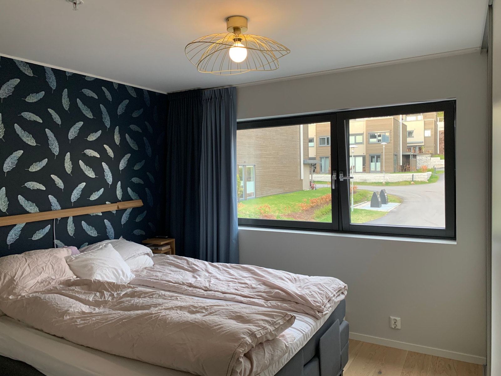 Soverom 1 har dobbeltseng og tilknyttet bad. Galleribilde