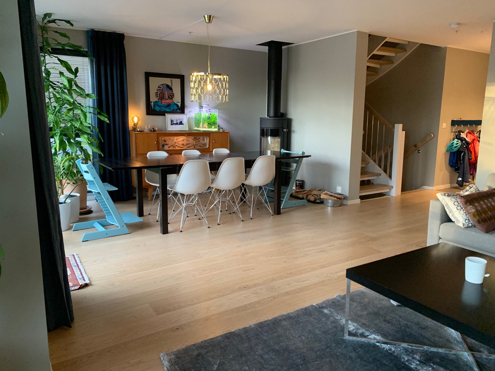 1. etasje inneholder kjøkken og stue i åpen løsning. Det er 4 spiseplasser rundt kjøkkenøy og 8 spiseplasser rundt spisestuebordet. Fra stue er det utgang til balkong med grill og utemøbler. Spisebordet kan utvides med ileggsplater. Galleribilde