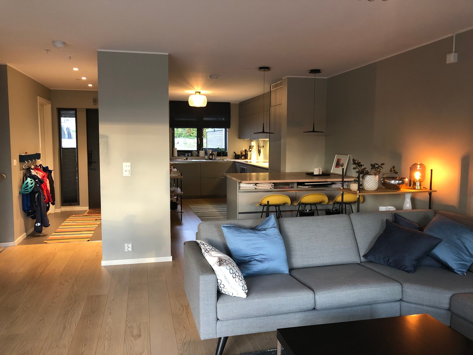 1. etasje inneholder inngangsparti med tilgang til bad, kjøkken og stue i åpen løsning. Galleribilde