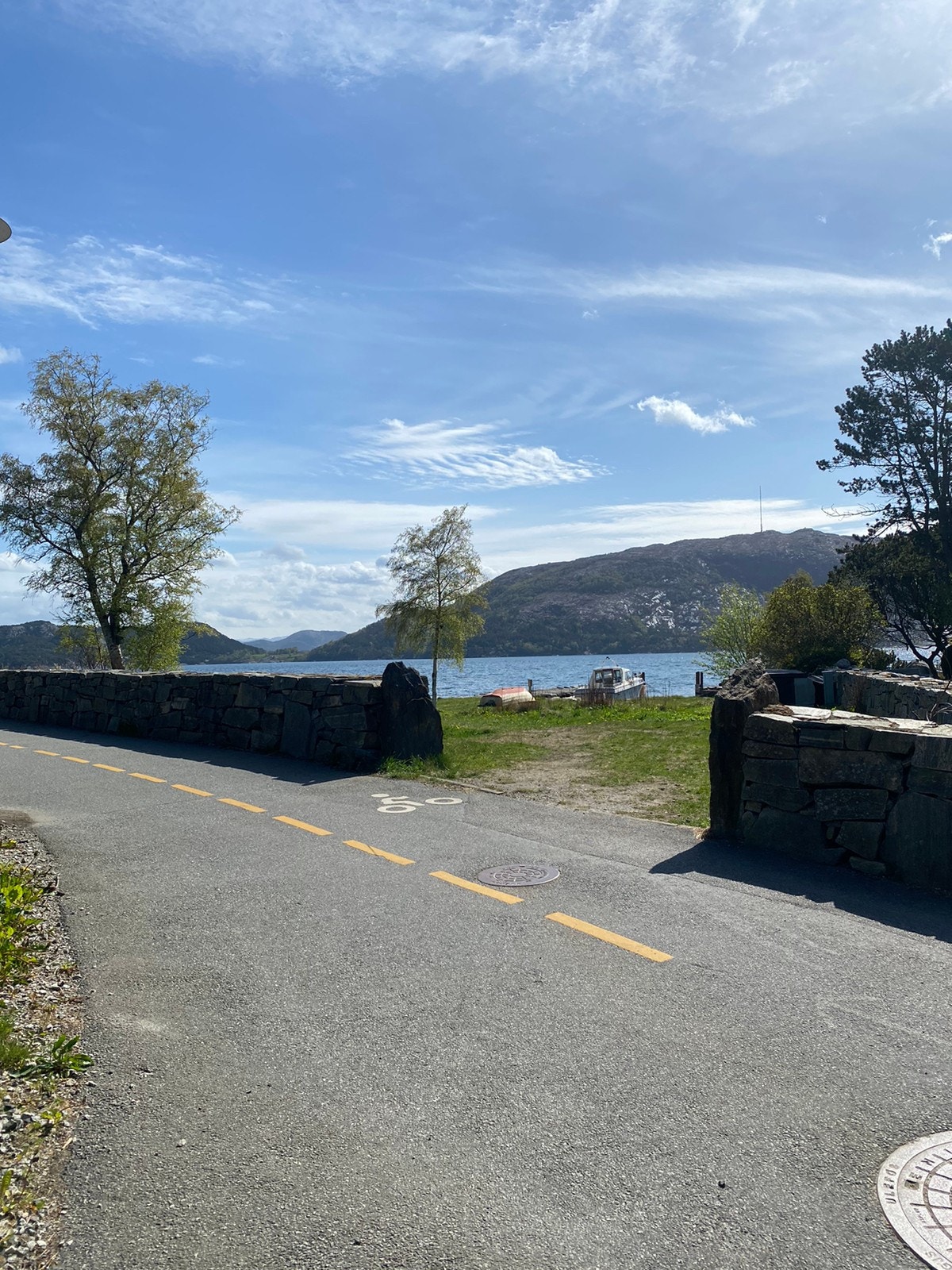100 meter ned bakken kommer du til sjøen samt gang- og sykkelvei som tar deg til sentrum eller Hinna park. Galleribilde
