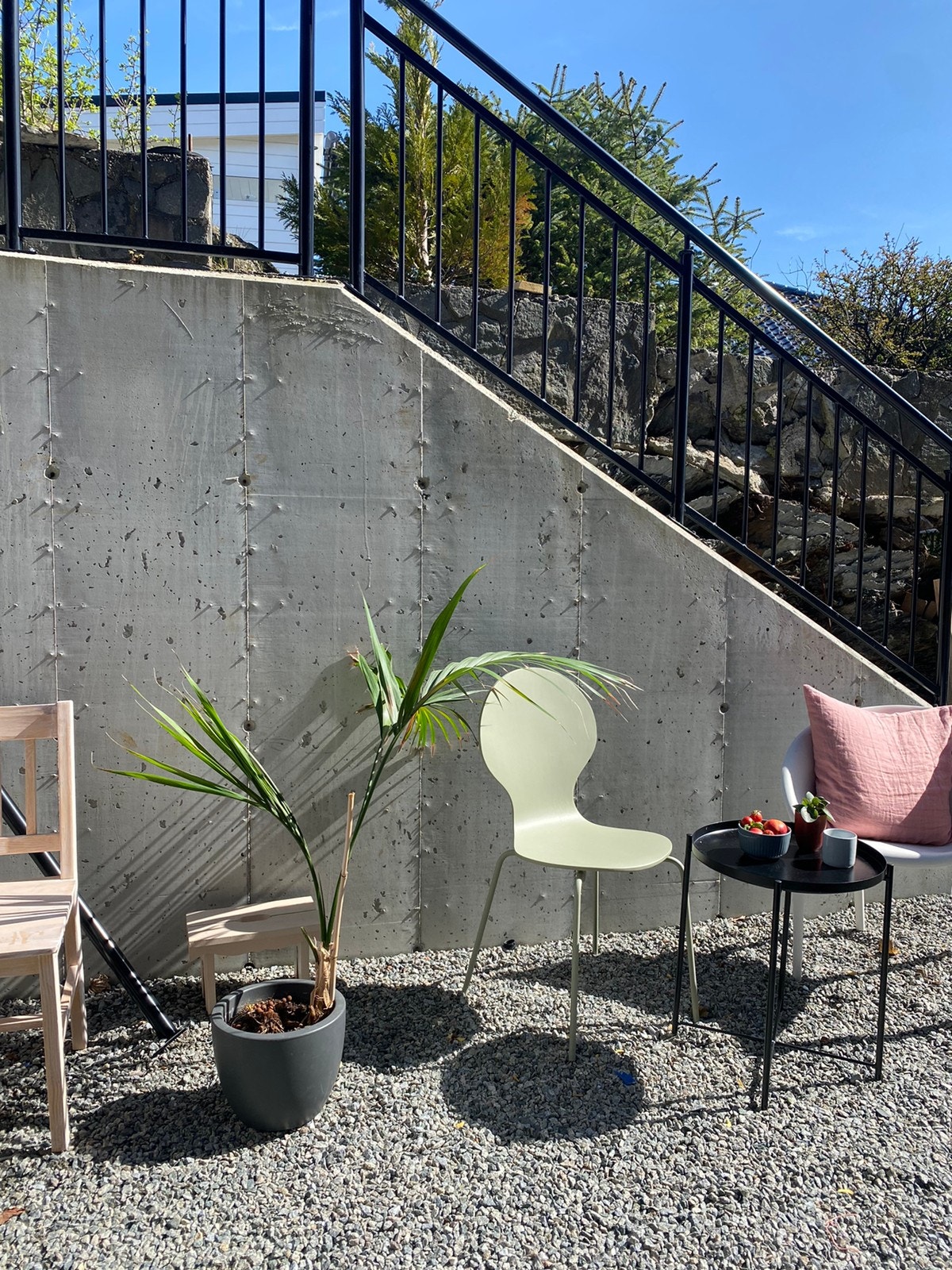 Ta gjerne kaffen utenfor i morgensolen! (Oppdatering: området her er nå flislagt) Galleribilde