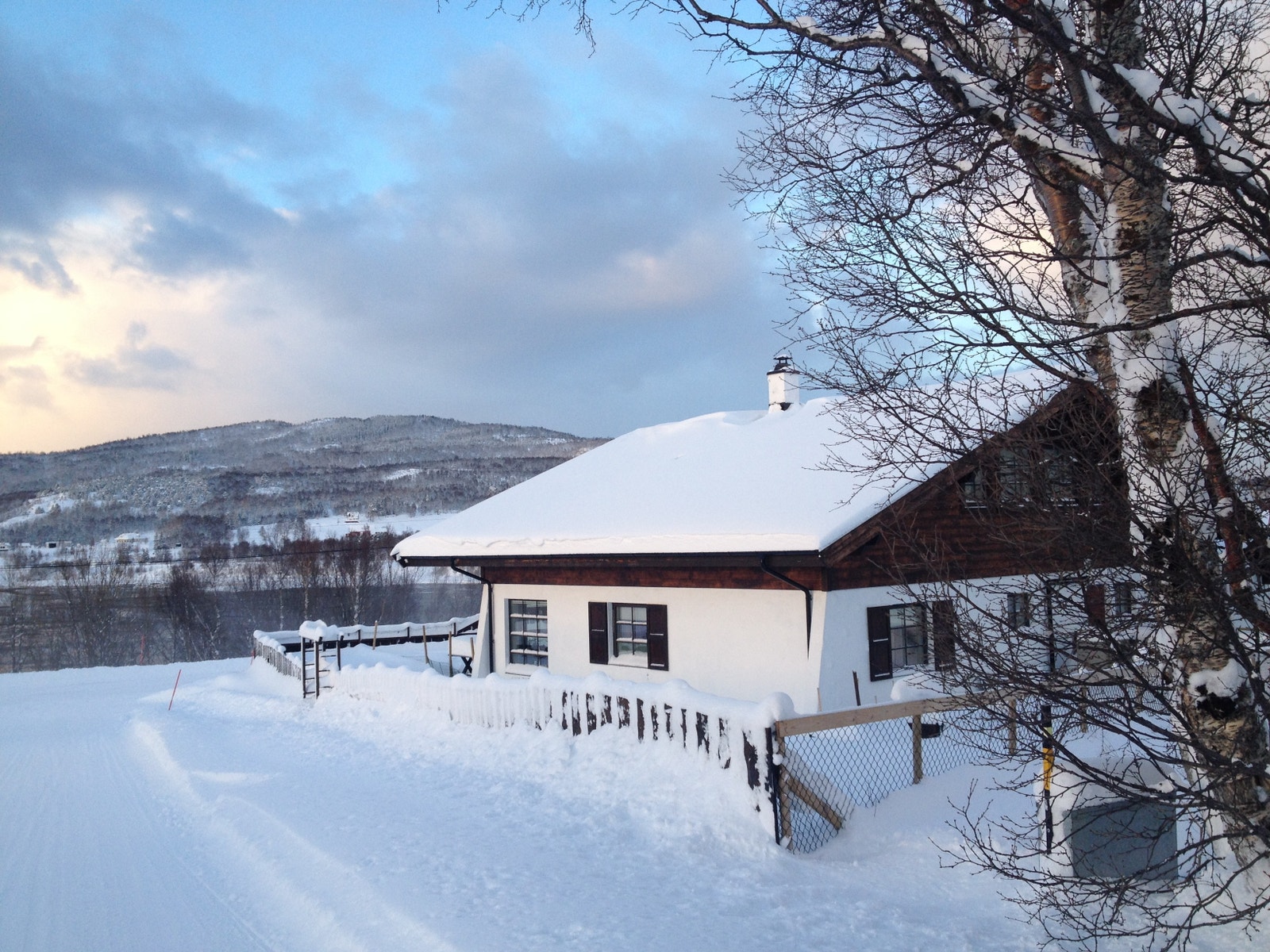 Tyrolerhuset vinterstid Galleribilde
