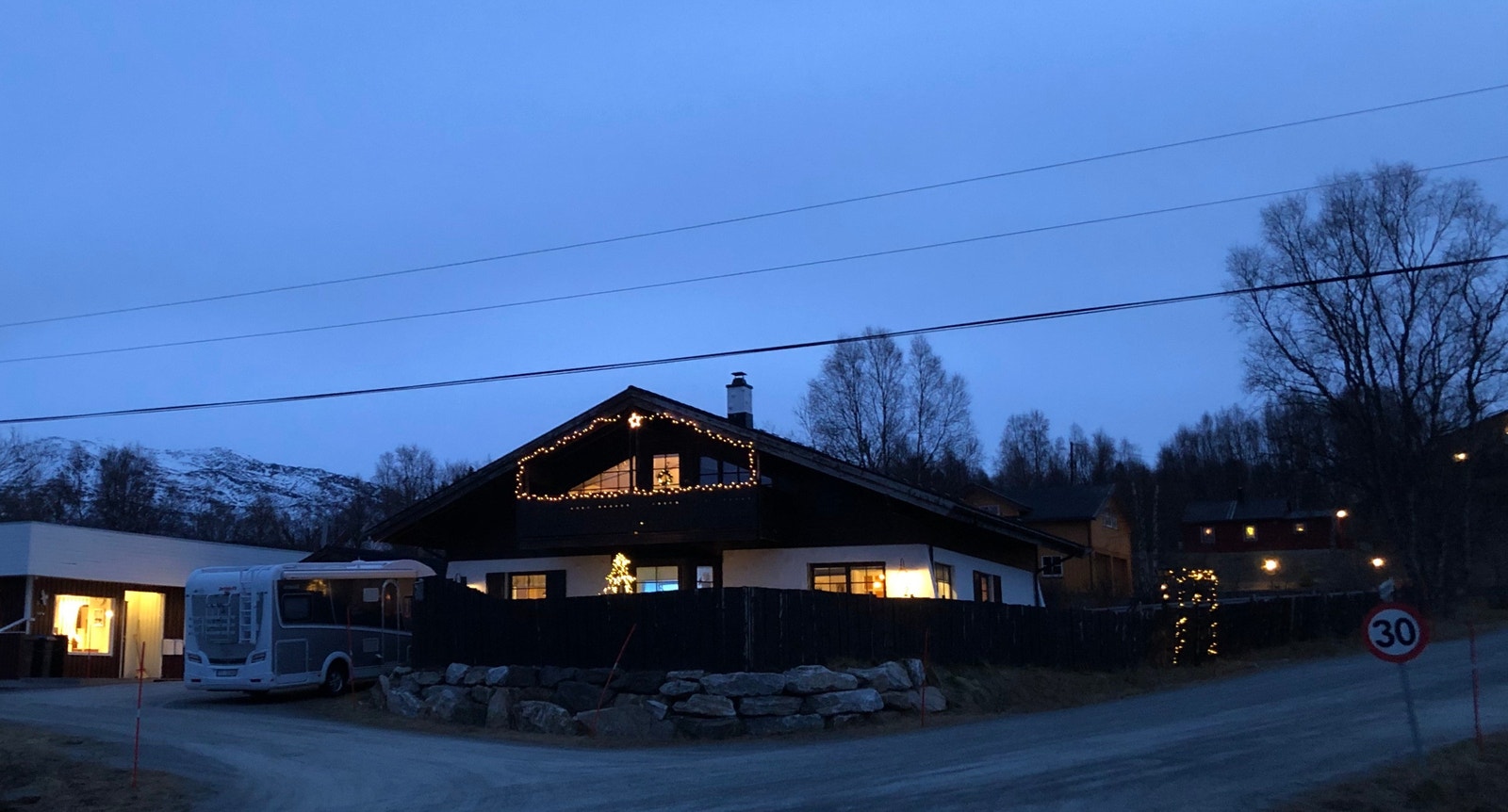 Huset sett fra vegen Galleribilde