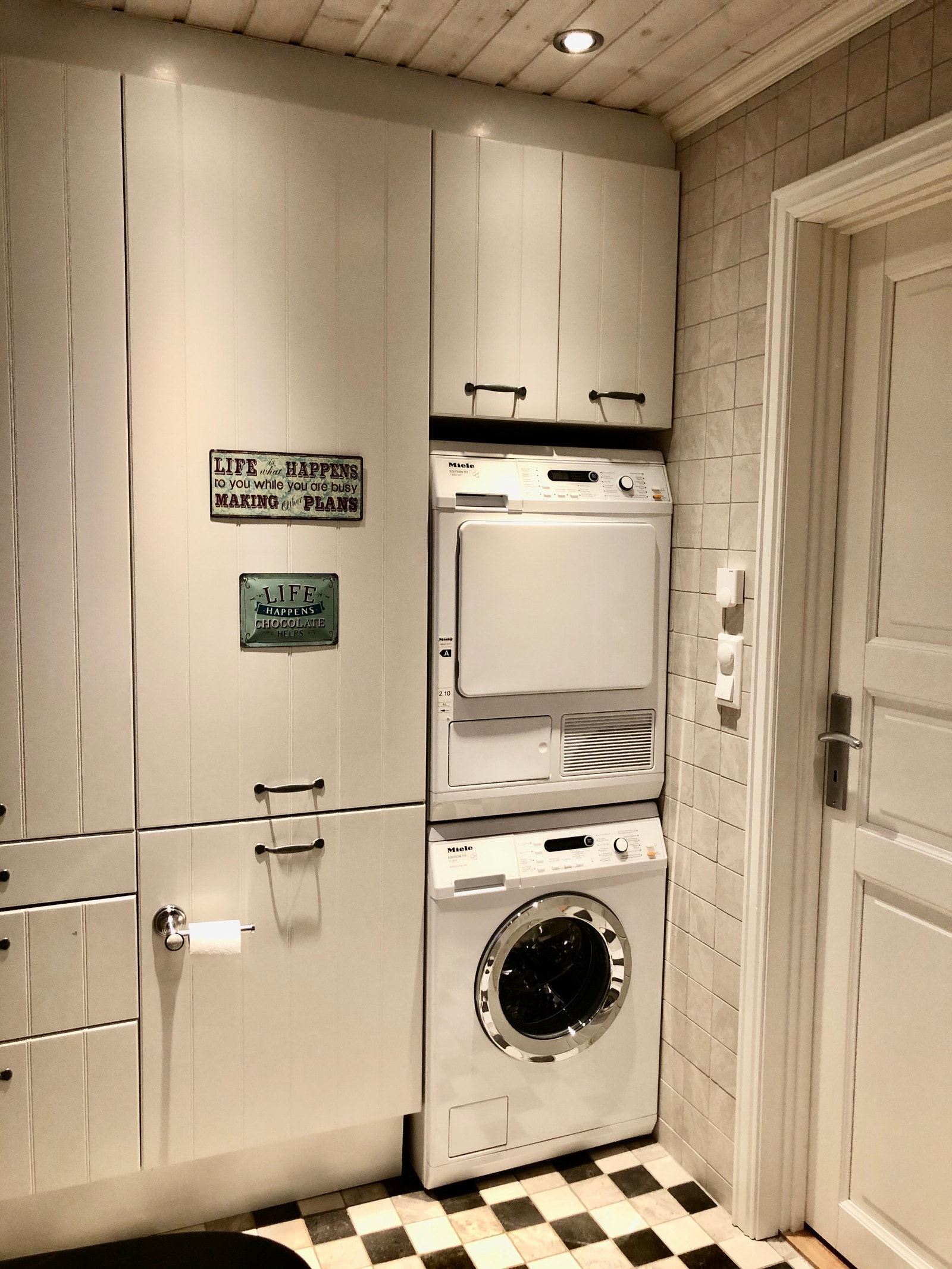 Rikelig med skap og plass til vaskemaskin og tørketrommel Galleribilde