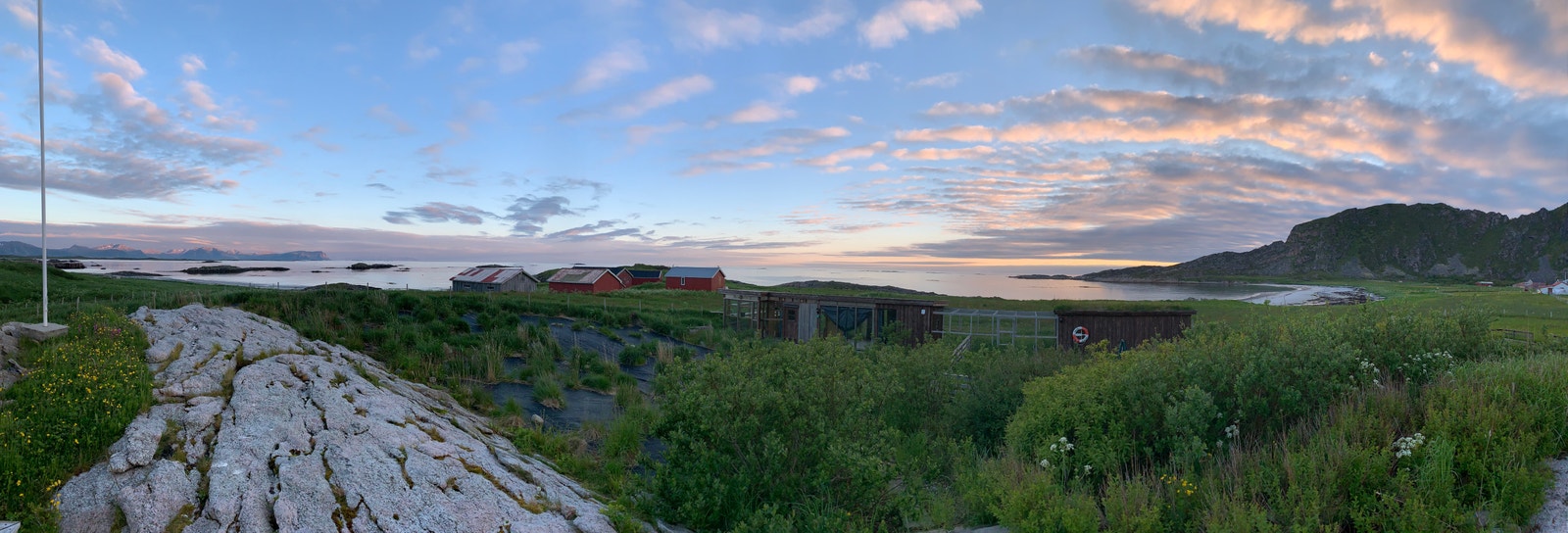 Bildet tatt fra huset med båthus og uthusene nedenfor Galleribilde