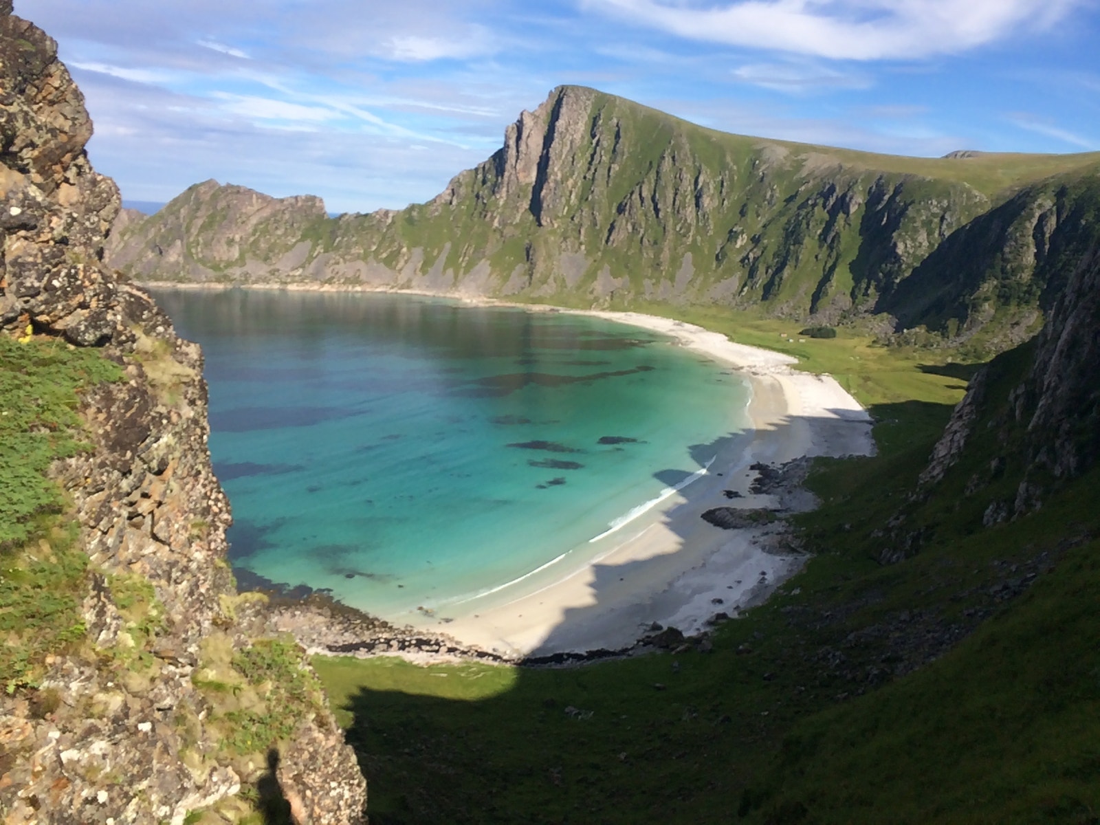På tur til Høyvika. På veien er det fastmonterte klatreruter Galleribilde