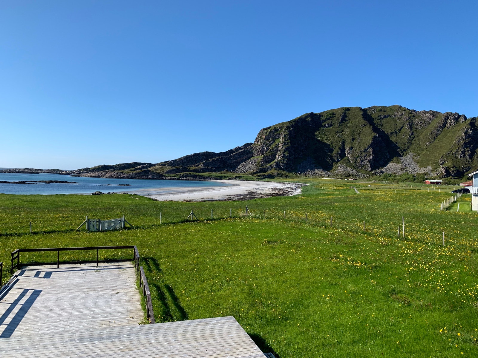 Del av eiendom med strand og platting Galleribilde