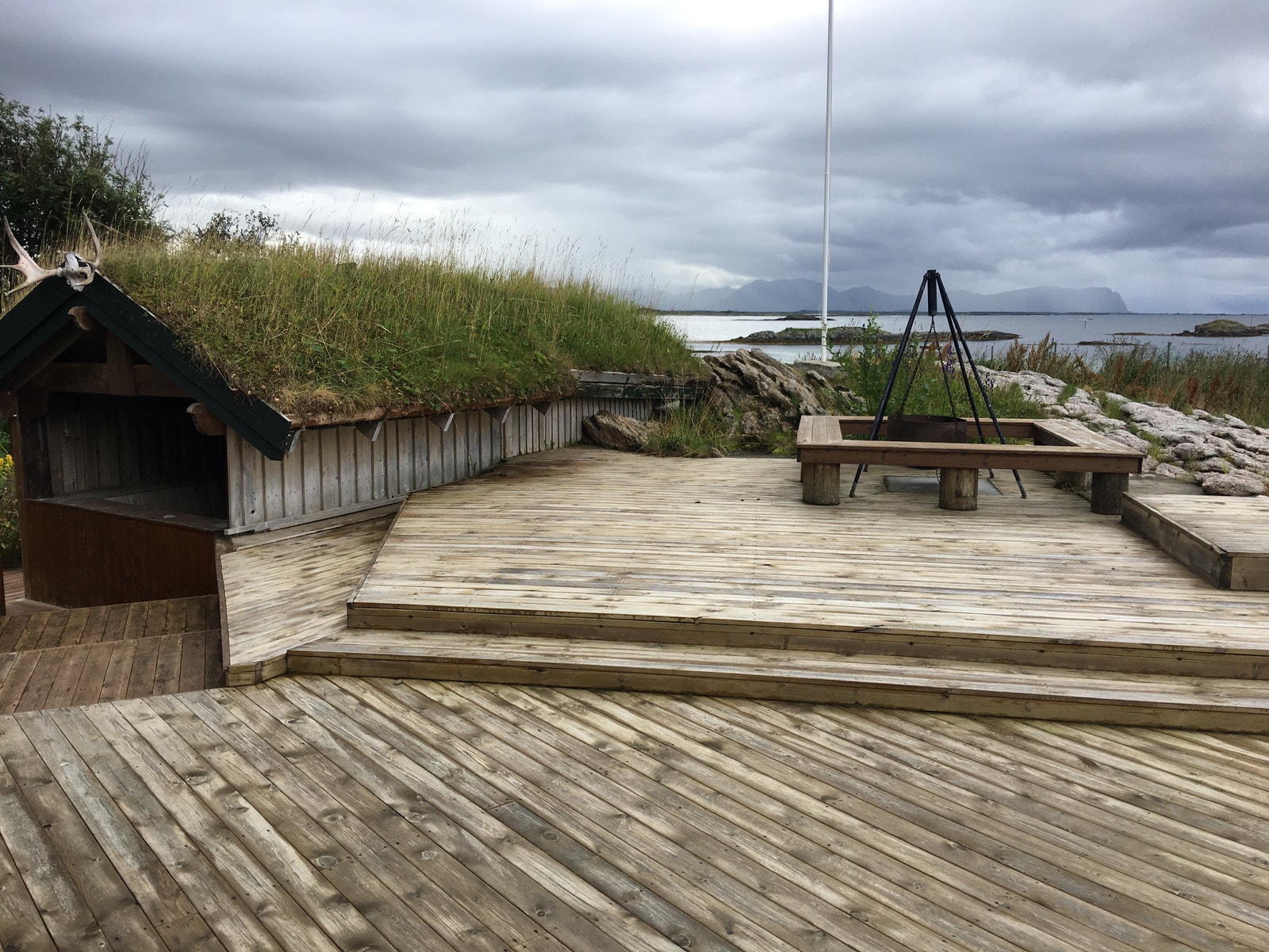 Platting, bålpanne og overbygd vedfyrt badestamp Galleribilde