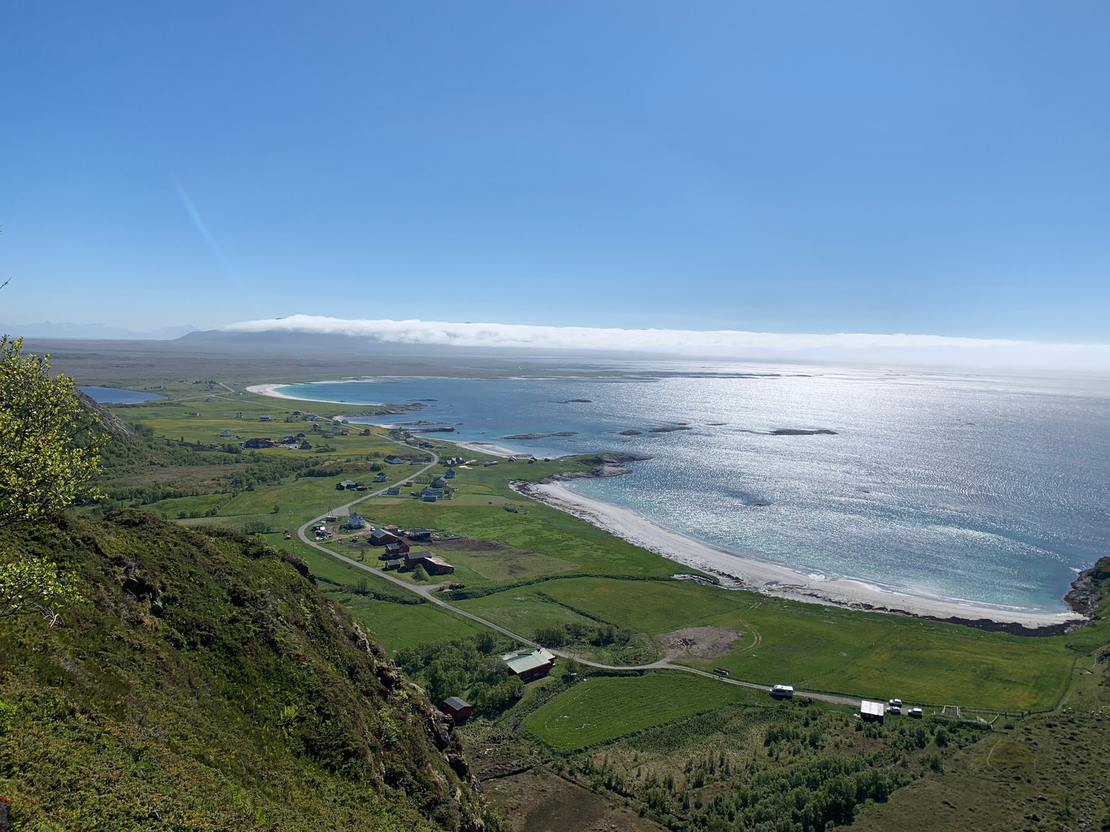 Eiendommen ligger på odden midt på bildet mellom strender Galleribilde