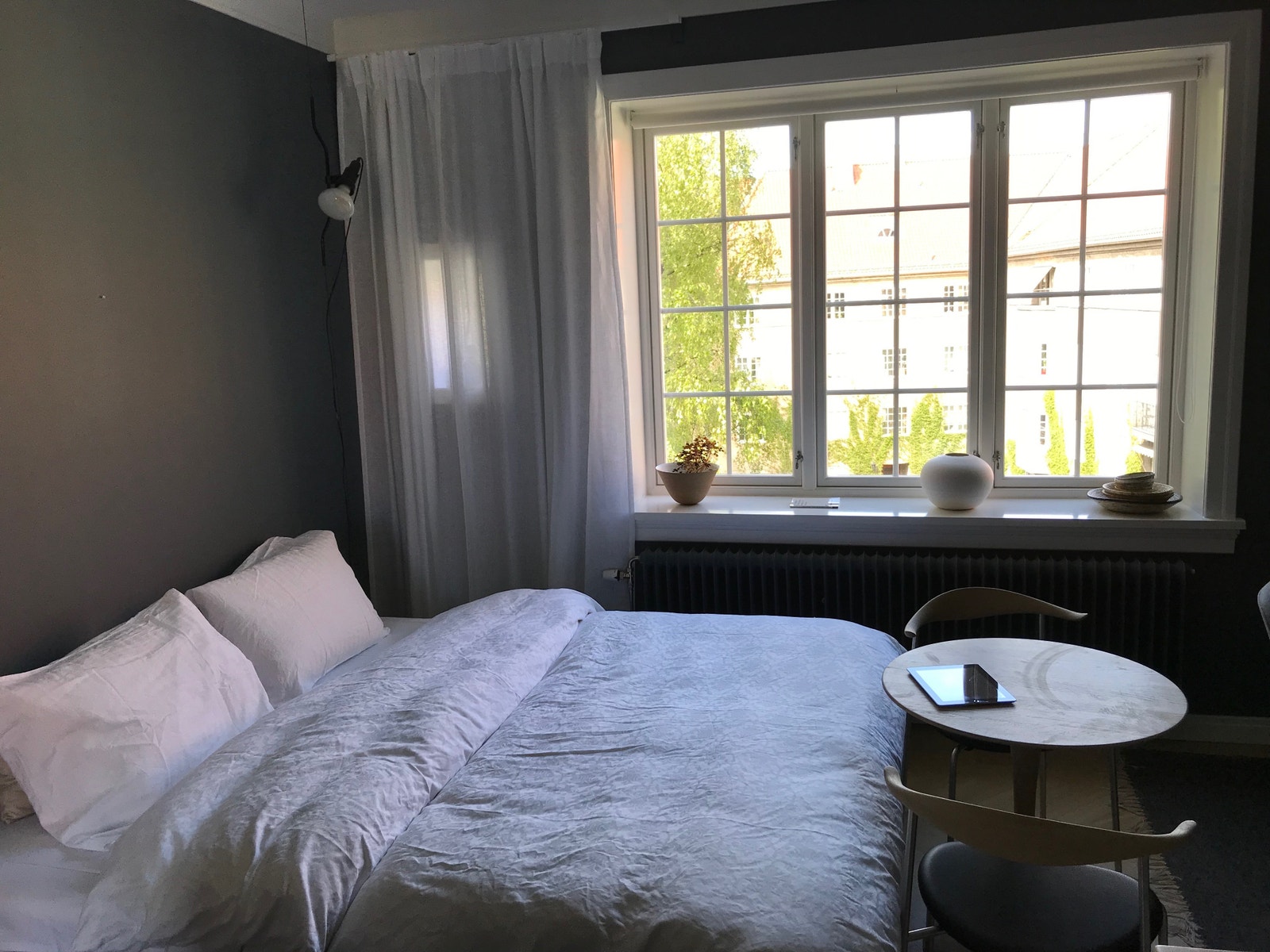 Utsikt mot bakgård Galleribilde