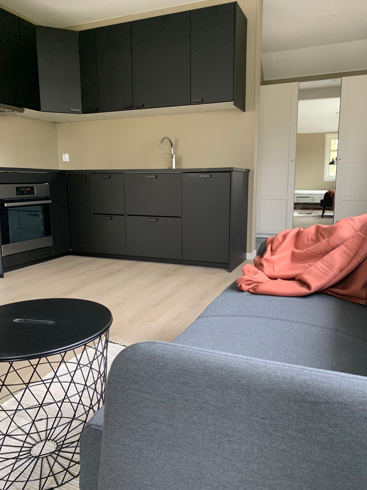 Kjøkken med oppvaskmaskin, kjøl/frys og stekeovn/platetopp. Galleribilde