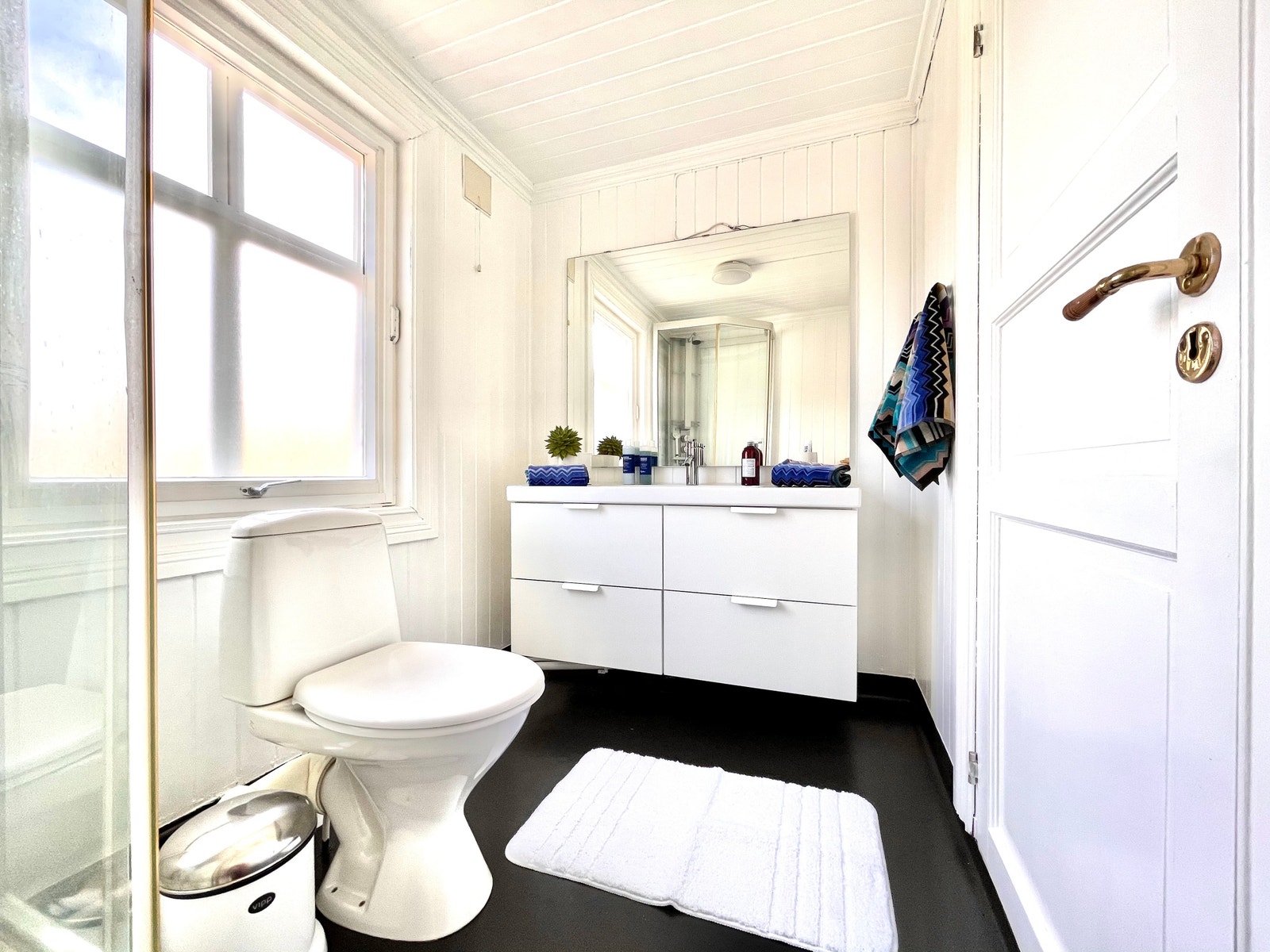 Enkelt baderom med dusj og toalett, tilknyttet vann/avløp. Galleribilde