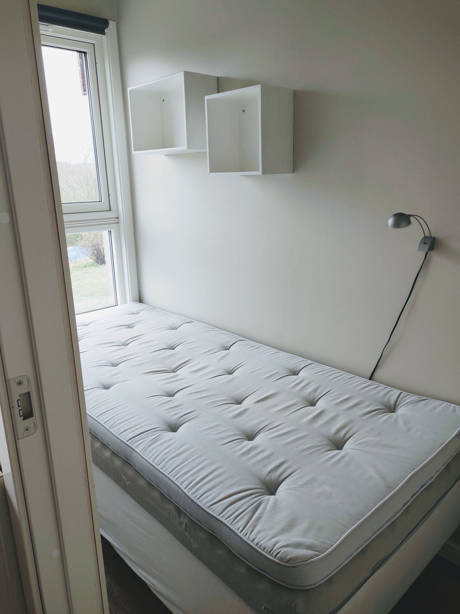 Soverommet har plass til en 90cm seng, evt. en spesialtilpasset seng på ca. 118cm om man ønsker det. Det er dessverre akkurat ikke plass til en 120cm seng. Galleribilde