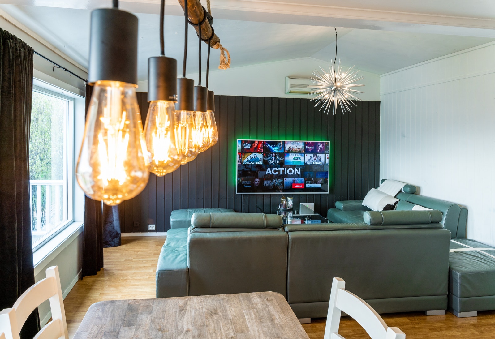 Stor sofa og tv i stua Galleribilde