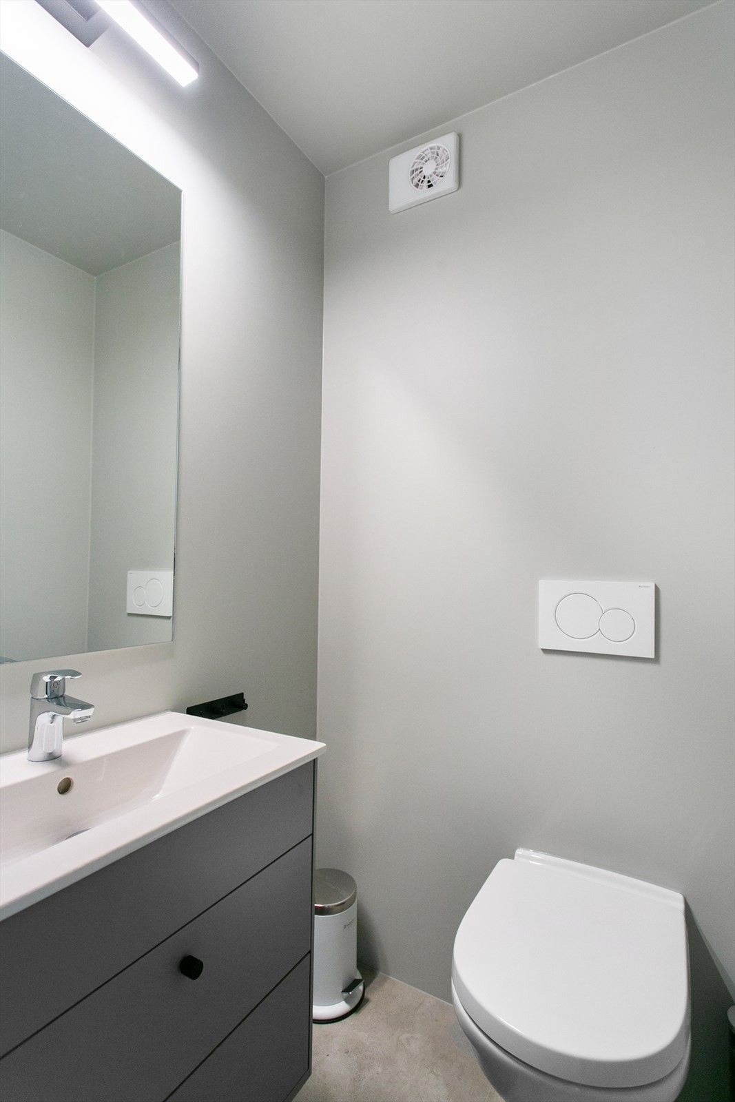 Ekstra toalett med servant Galleribilde