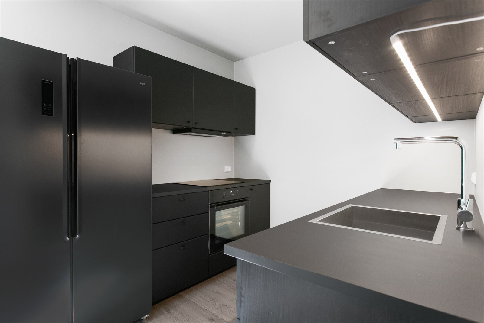 Side by side kjøleskap og integrert komfyr/ovn Galleribilde