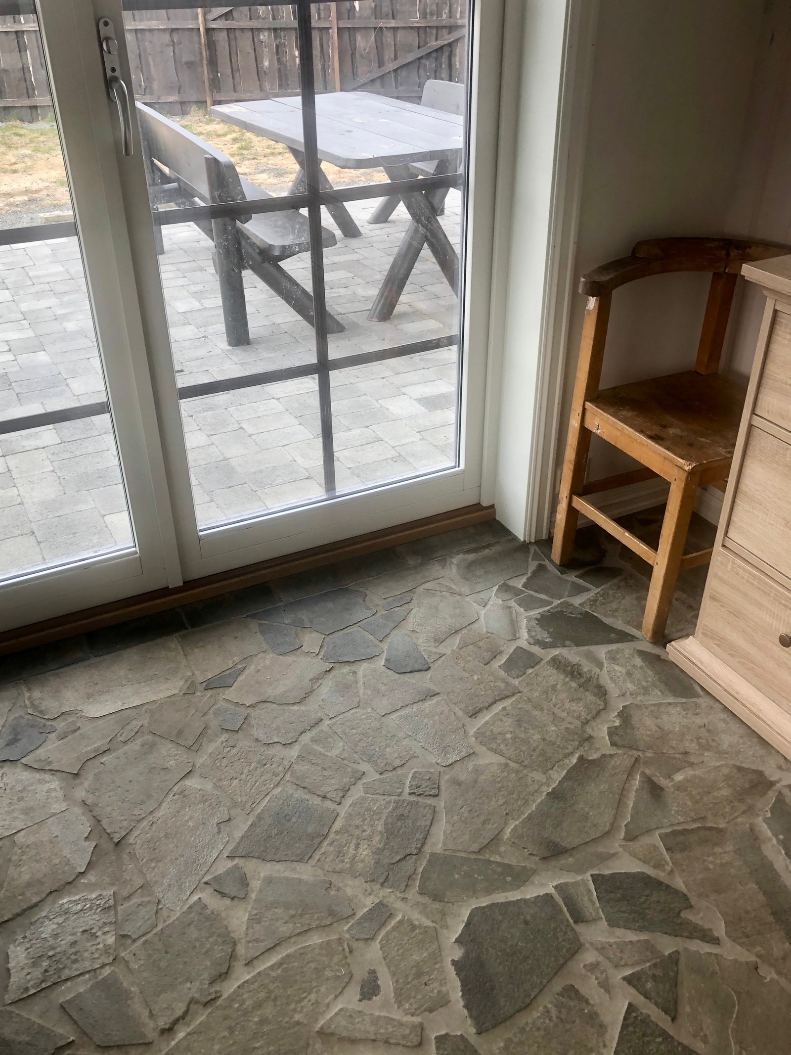 Fra vinterhagen, som har skifergulv med vannbåren varme, kan du åpne de doble glassdørene ut til en steinbelagt uteplass.. Galleribilde