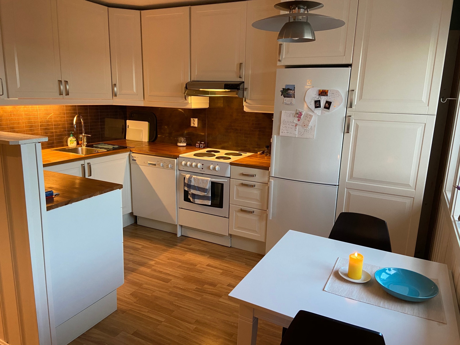 Kjøkkenet med frokostbord. Kan slås ut. Galleribilde