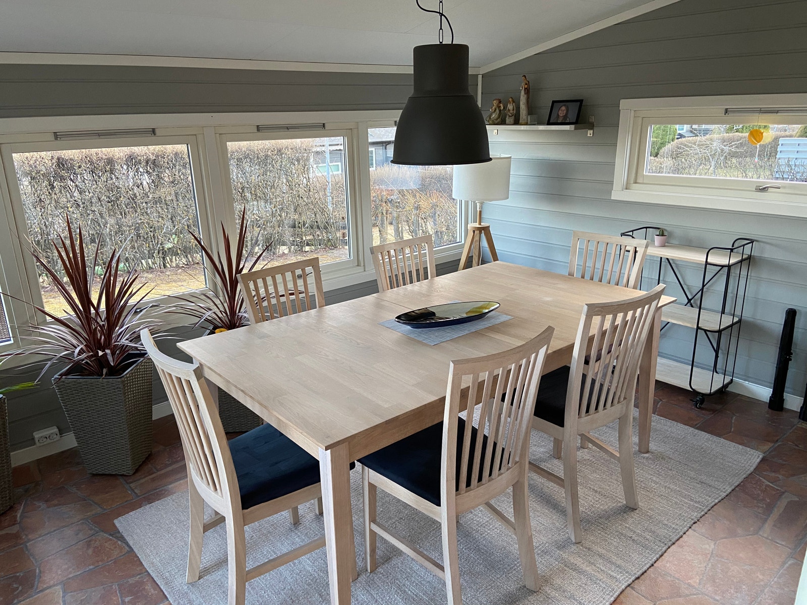 Vinterhage med spisebord. Plantene plasseres ute når plattingen er ferdigstilt. Galleribilde