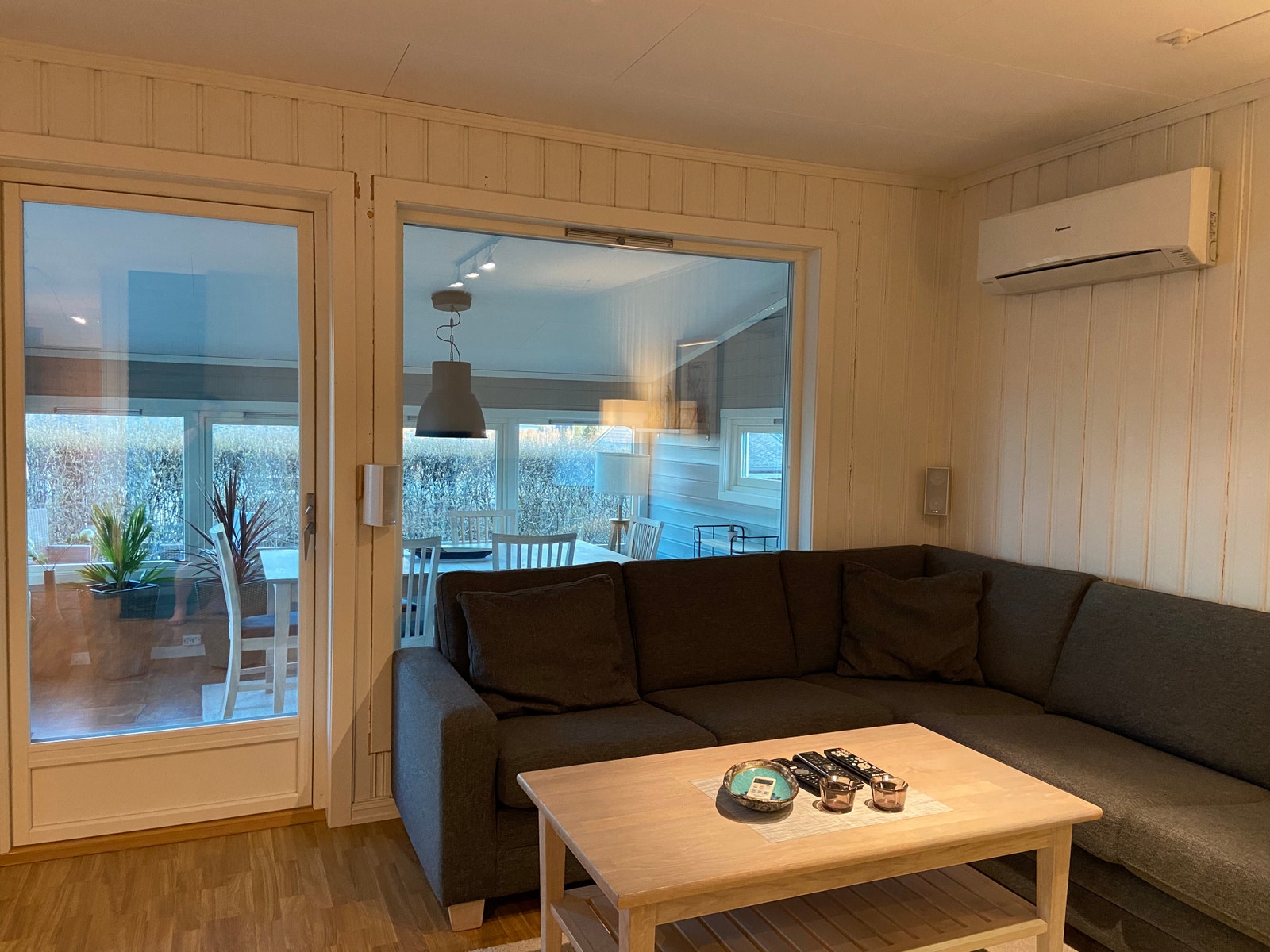 Stue med stor sofa. Galleribilde