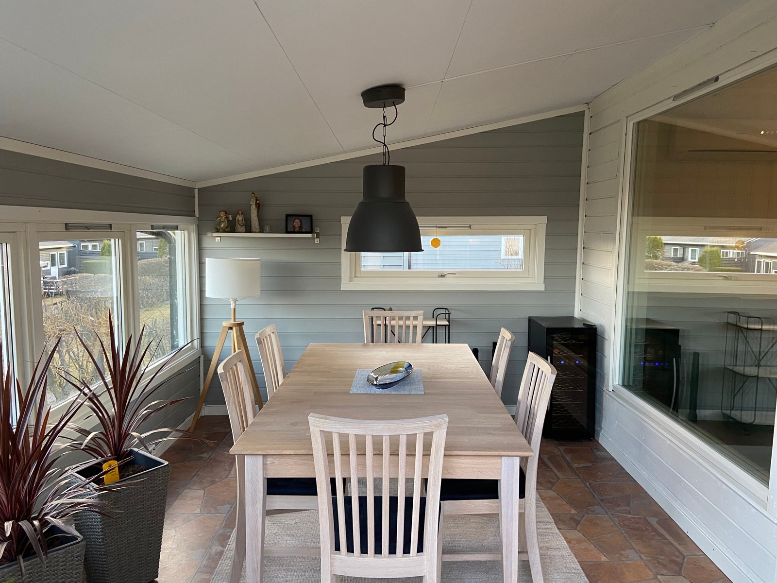 Vinterhage med spisebord. Galleribilde