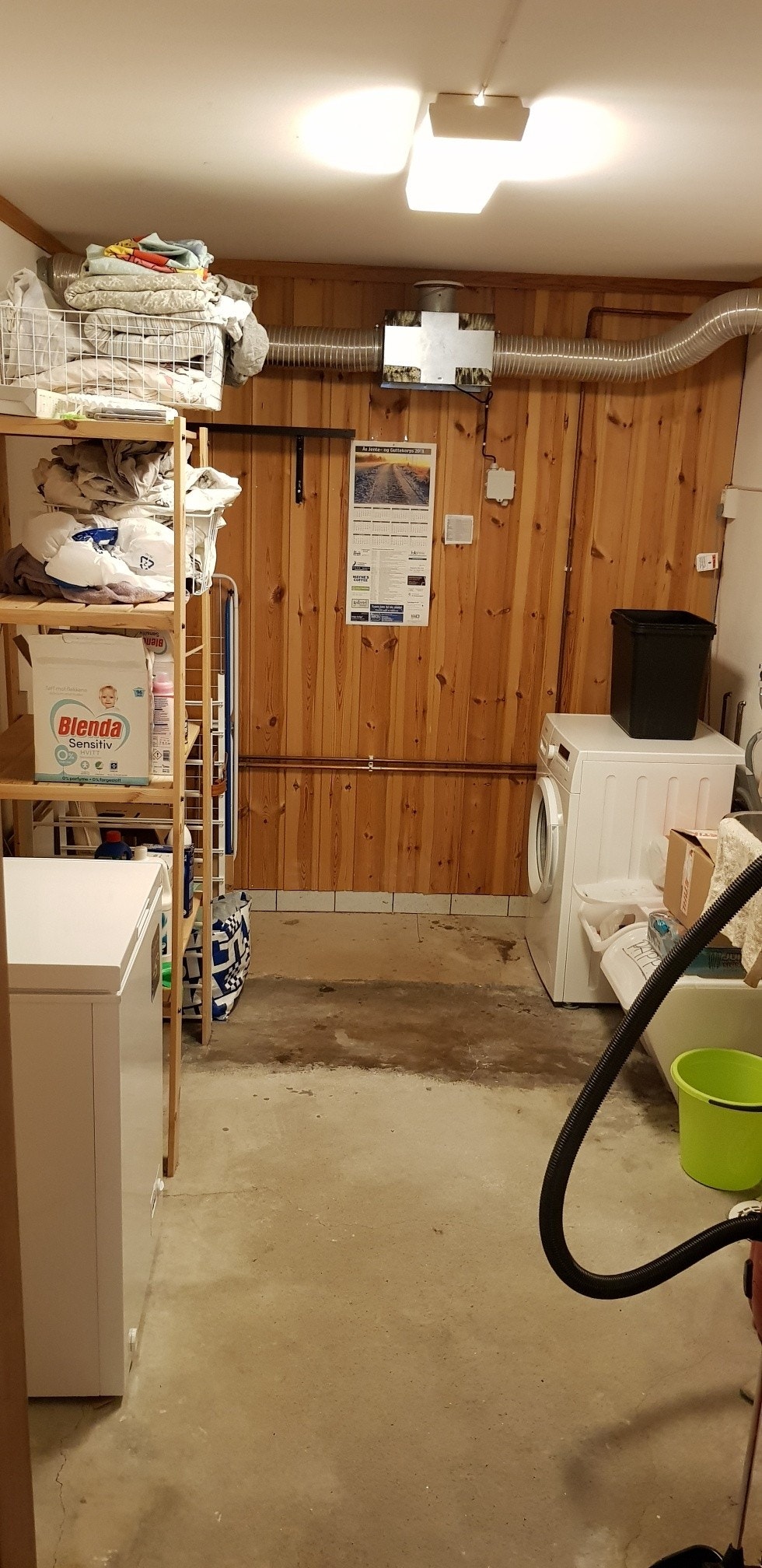 Vaskerom med vaskemaskin og fryseboks Galleribilde