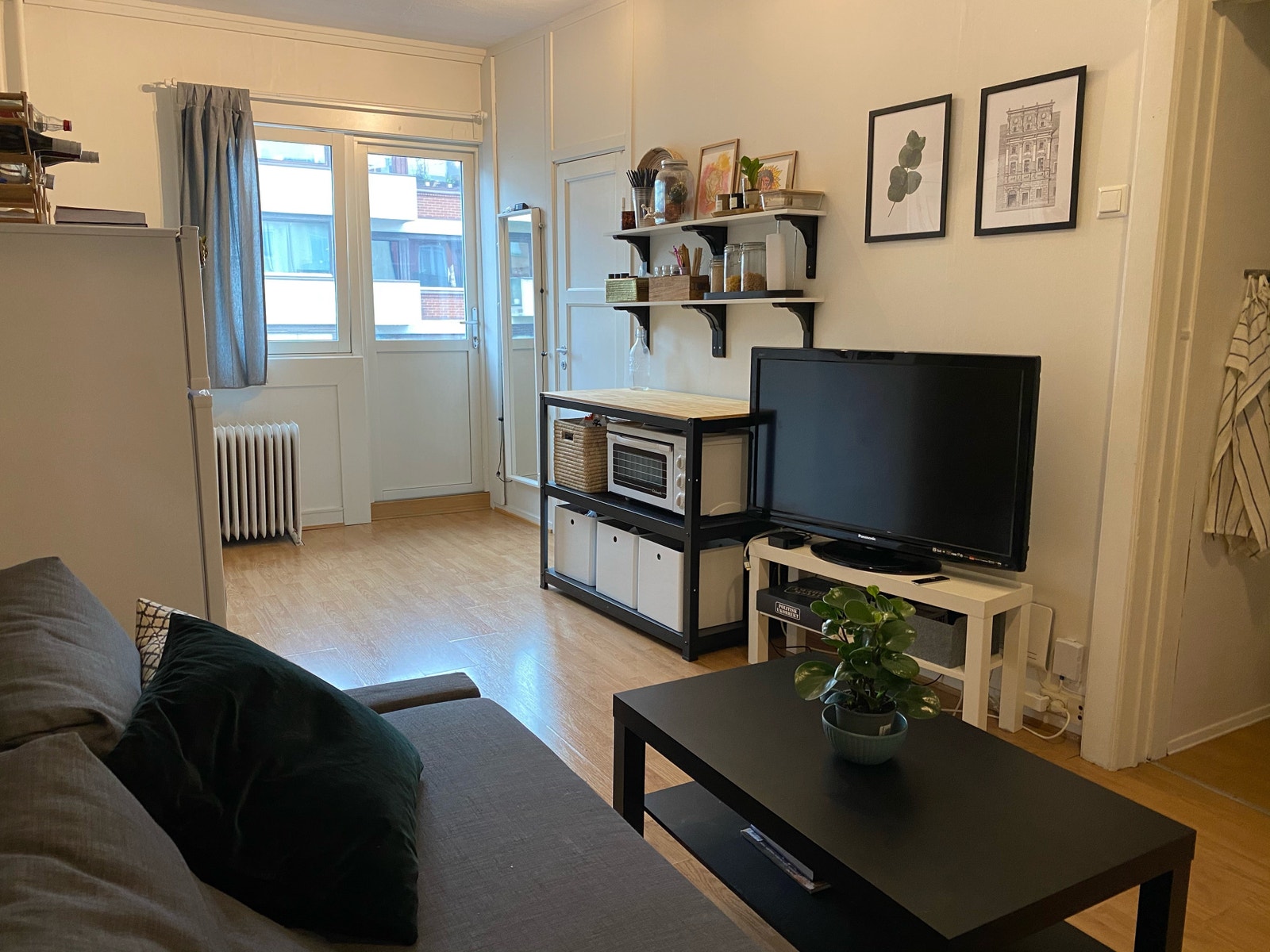 Stue og utgang til liten balkong mot stille bakgård Galleribilde