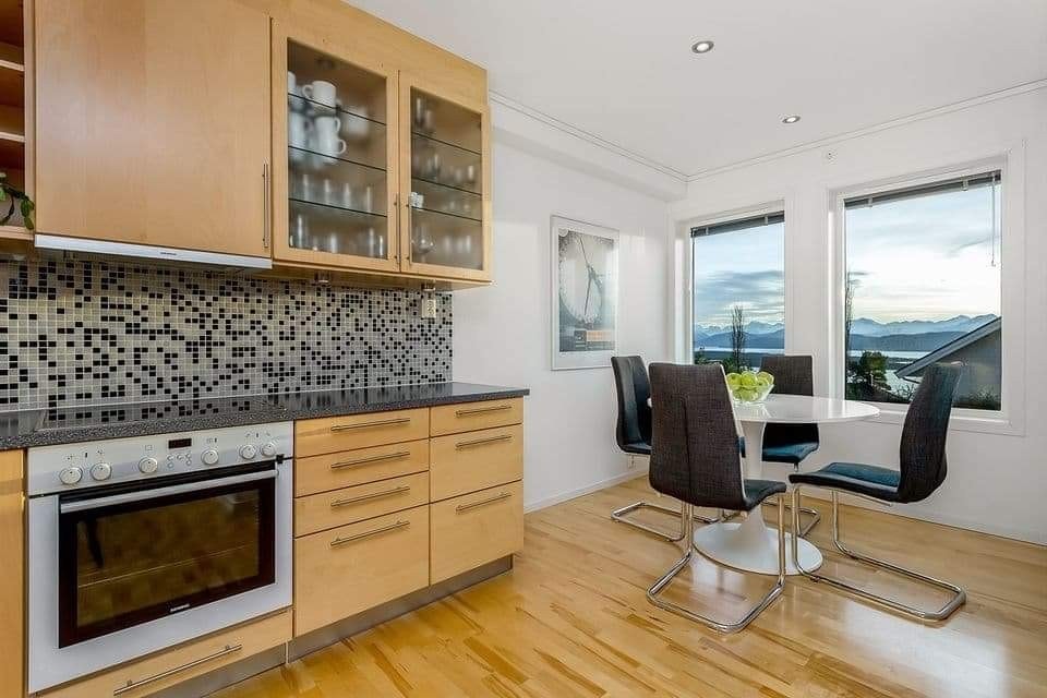 Innholdsrikt kjøkken inkludert hvitevarer. Galleribilde