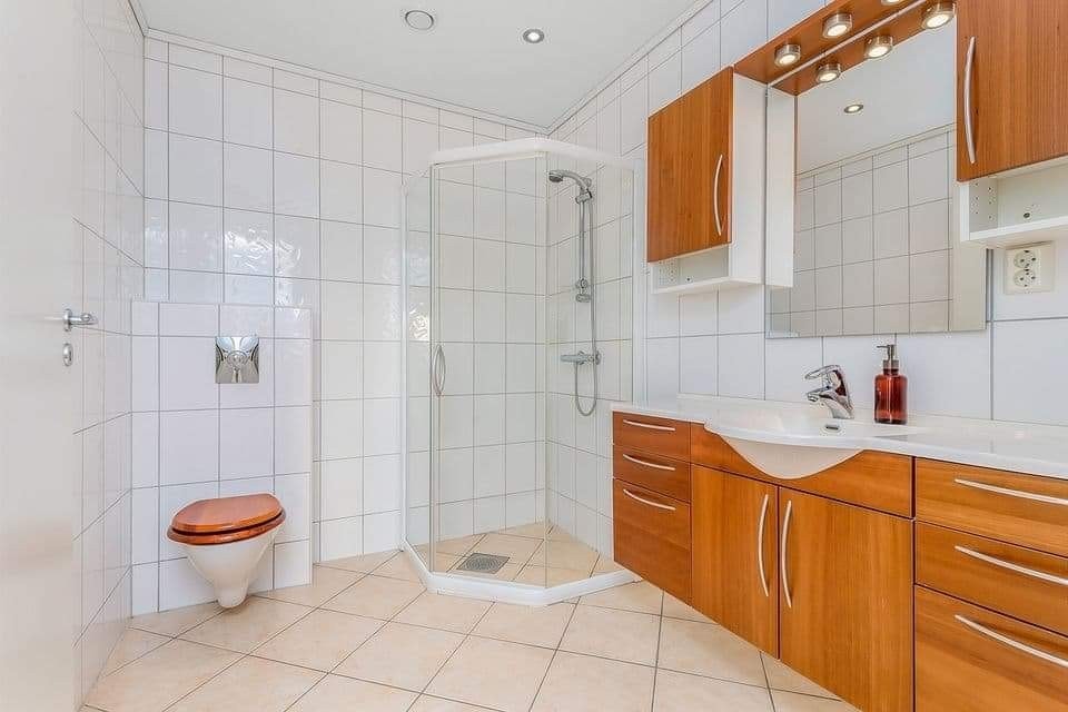 Trivelig bad med dusjvegger Galleribilde