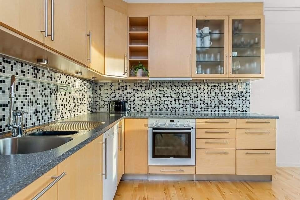 Kjøkken, nå med svarte håndtak Galleribilde