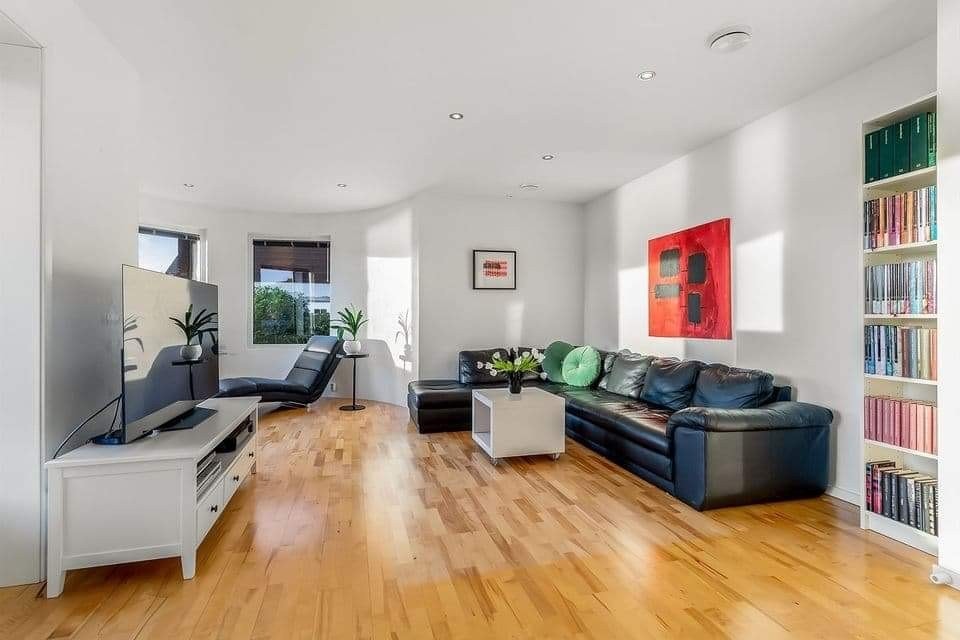 Stue. Kontrastvegg bak sofa nå i grå-grønn (balance). Galleribilde