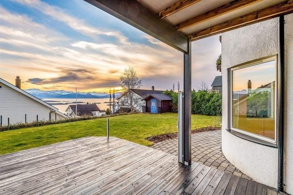 Flott uteplass tilhørende leilighet Galleribilde