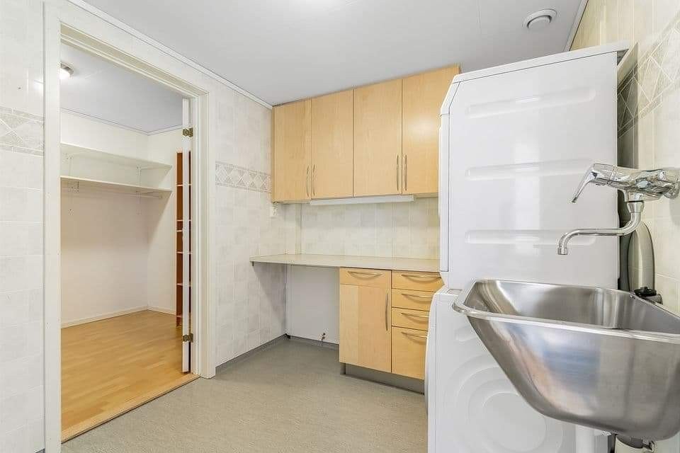 Romslig vaskerom, inkludert vaskemaskin. Galleribilde