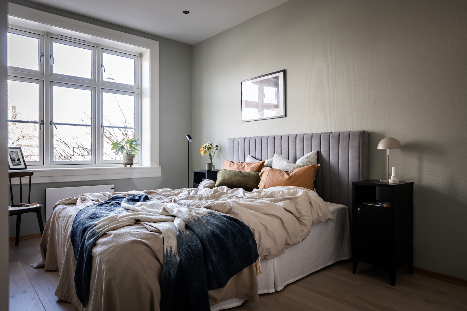 Det store soverommet har garderobeskap Galleribilde