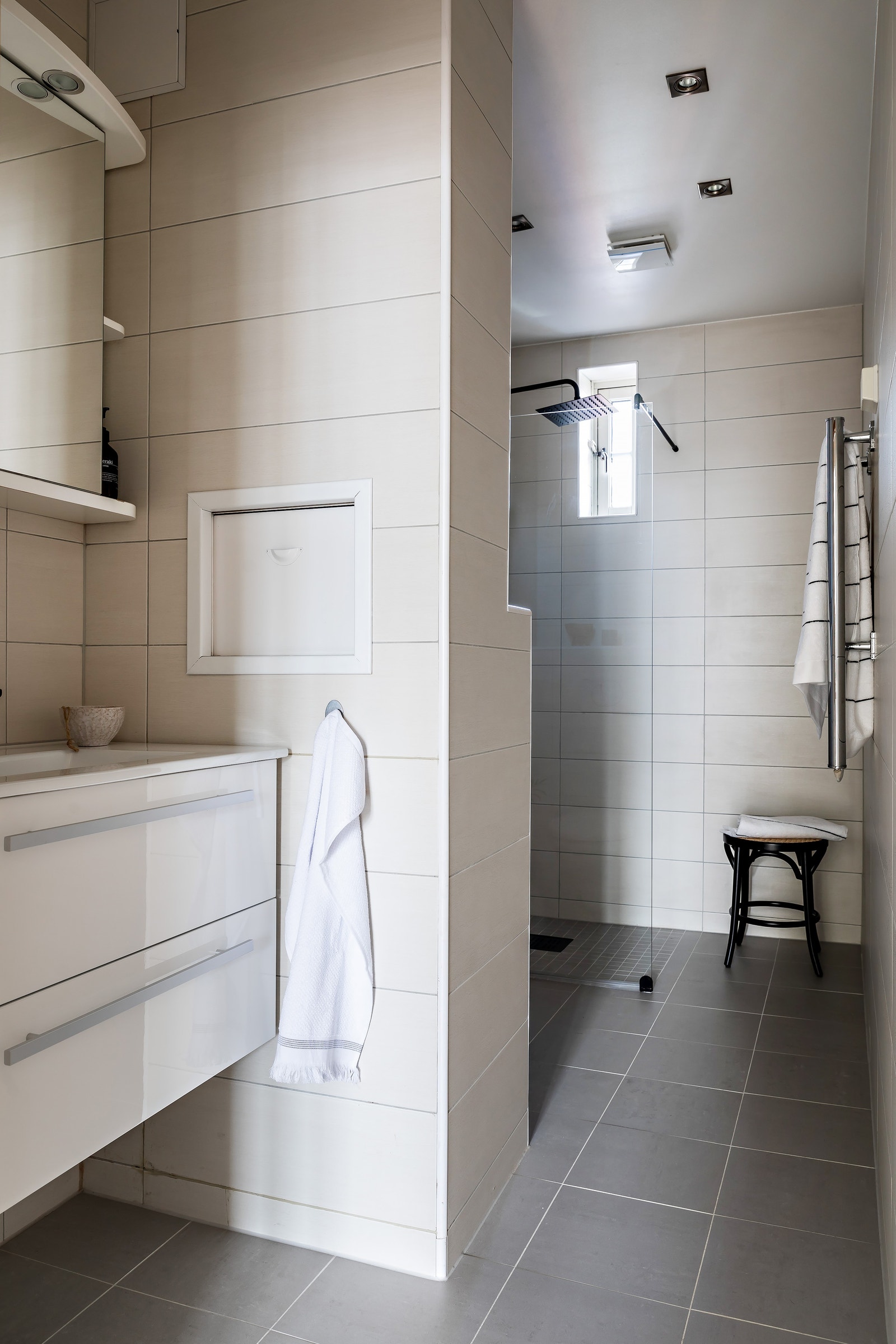 Badet ligger mellom soverommene Galleribilde