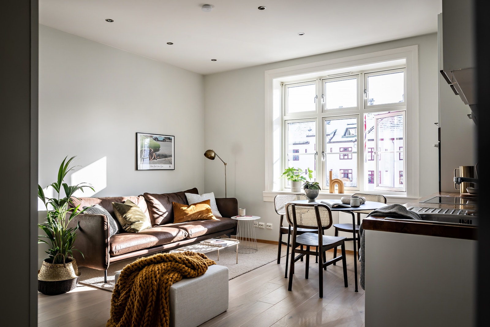 Kombinert stue og kjøkken, sydvendt og solrikt, vender mot bakgården Galleribilde