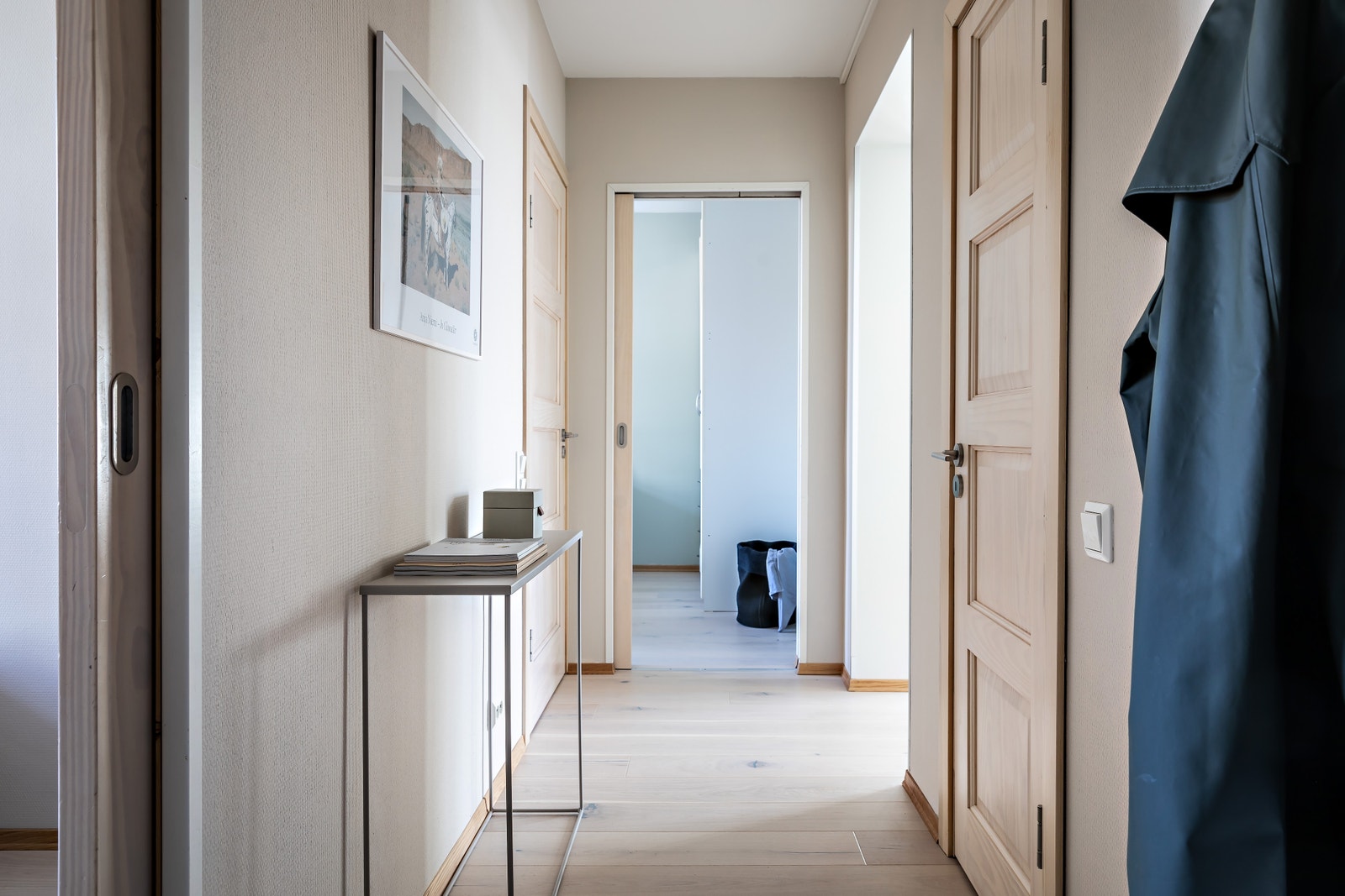 Gangen med eget kott/klesskap (til høyre i bildet) Galleribilde