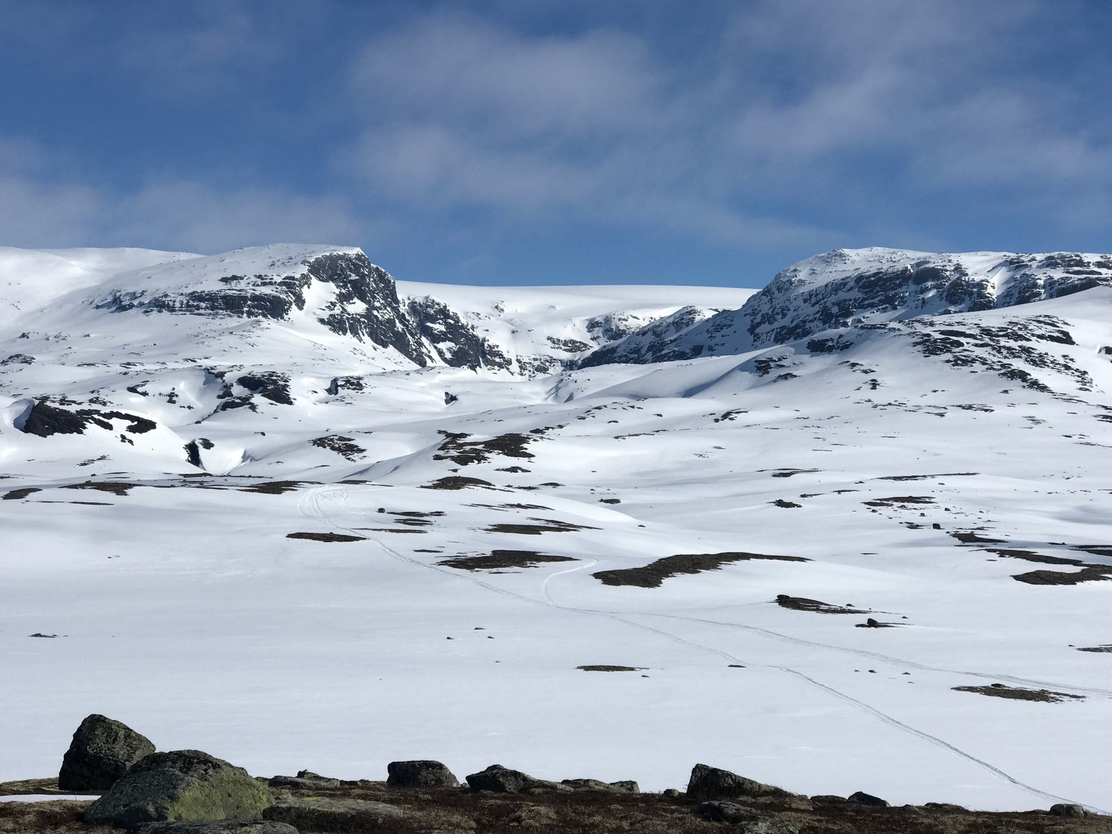 Viser utsikt fra ovenfor Kleivane innover mot Isdølabotn.
En del av Hardangerjøkulen.
En fin dagstur, sommer som vinter, fra Åstestølen via Isdalen. Galleribilde