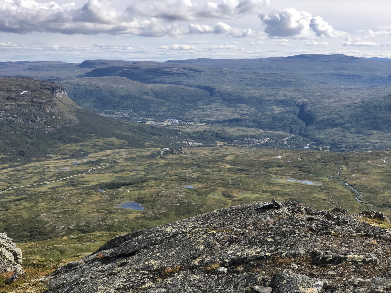Utsikt mot Øvre Åstestølen og Berakupen fra Vetle Ishaug. Galleribilde